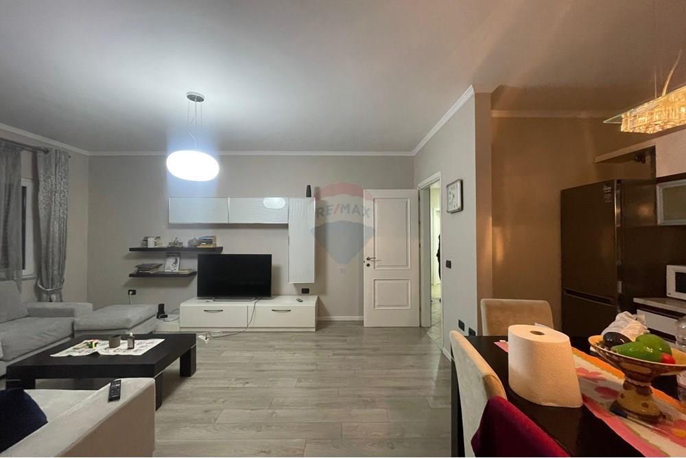 Apartament 2+1+2 me qira te Komuna e Parisit! 650 €