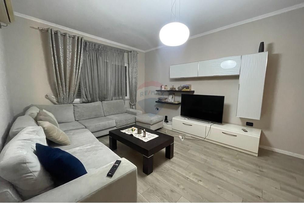 Apartament 2+1+2 me qira te Komuna e Parisit! 650 €
