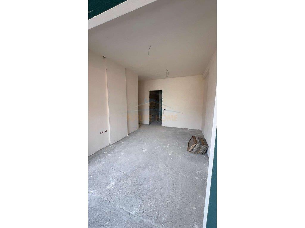 Shitet, Apartament 2+1, Oxhaku, Tiranë.