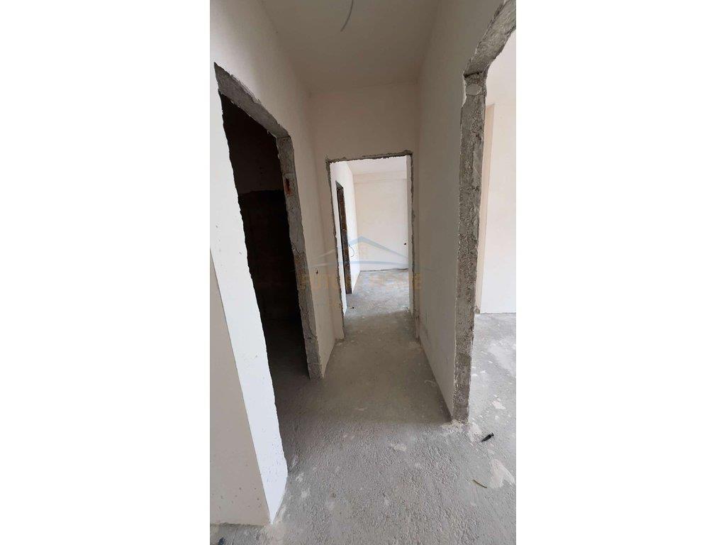 Shitet, Apartament 2+1, Oxhaku, Tiranë.