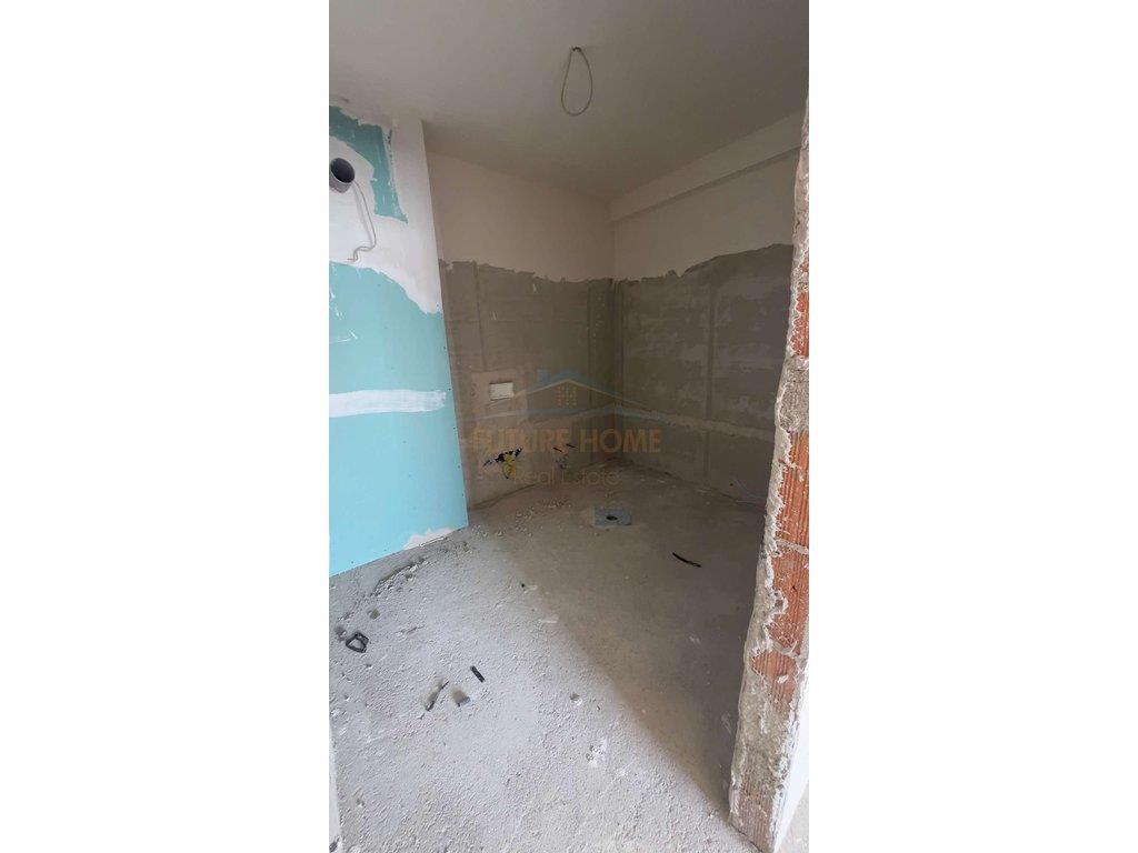 Shitet, Apartament 2+1, Oxhaku, Tiranë.