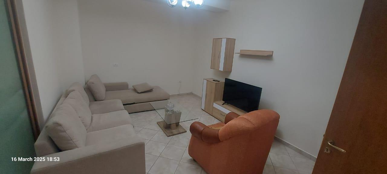 Jepet me qera Apartament 1+1 Komuna Parisit
