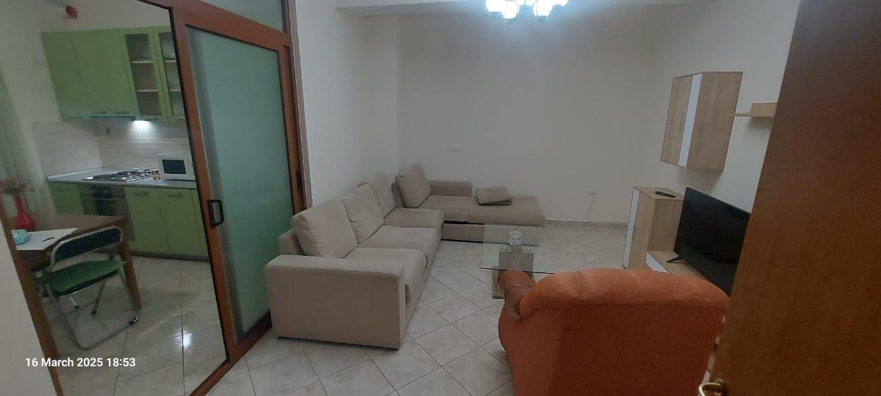 Jepet me qera Apartament 1+1 Komuna Parisit