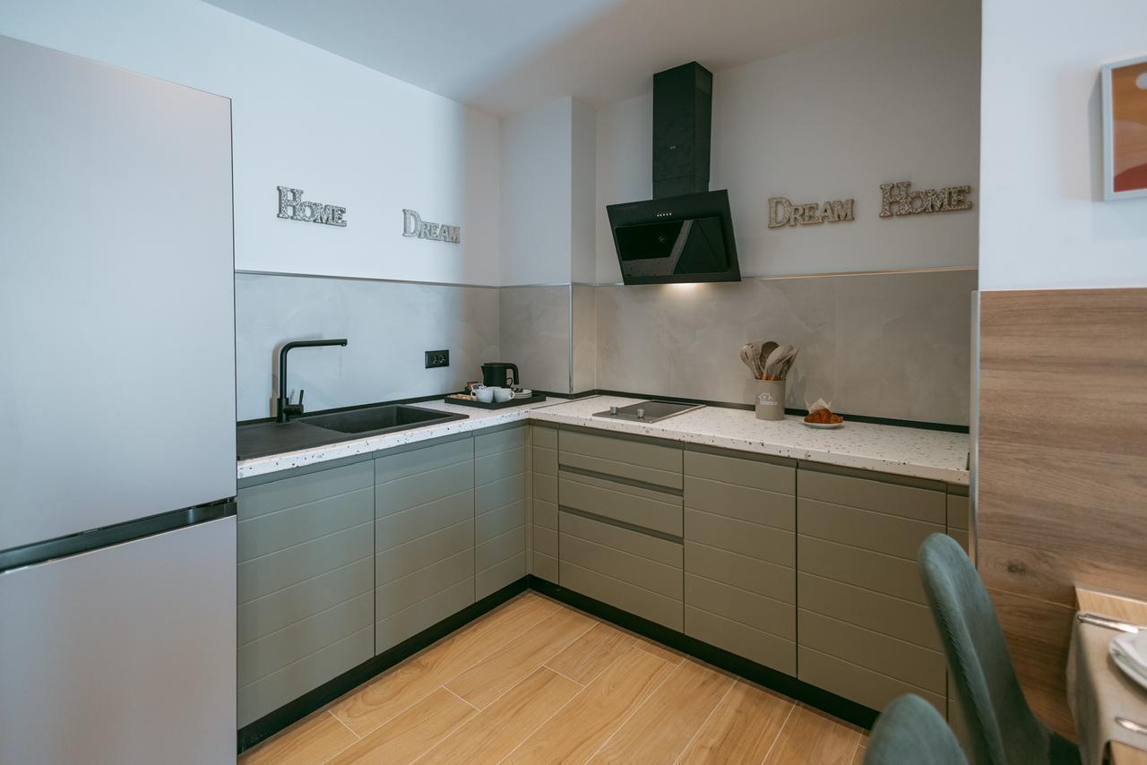 Apartament luksoz me qira, Golem