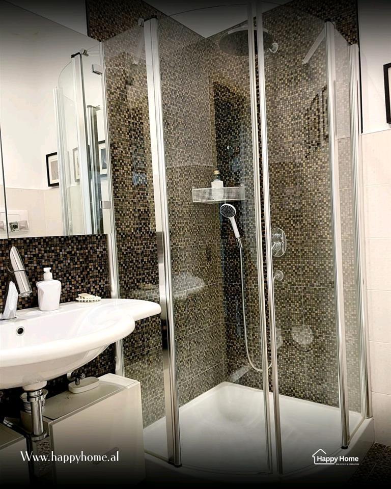 Apaetament me qera prane bllokut