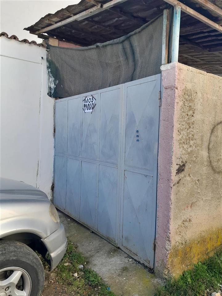 Okazion shitet shtepi private dhe dyqan ne patos lagja 1 maj