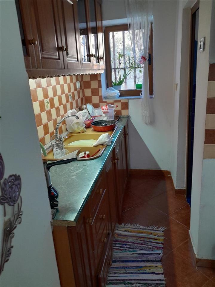 Okazion shitet shtepi private dhe dyqan ne patos lagja 1 maj