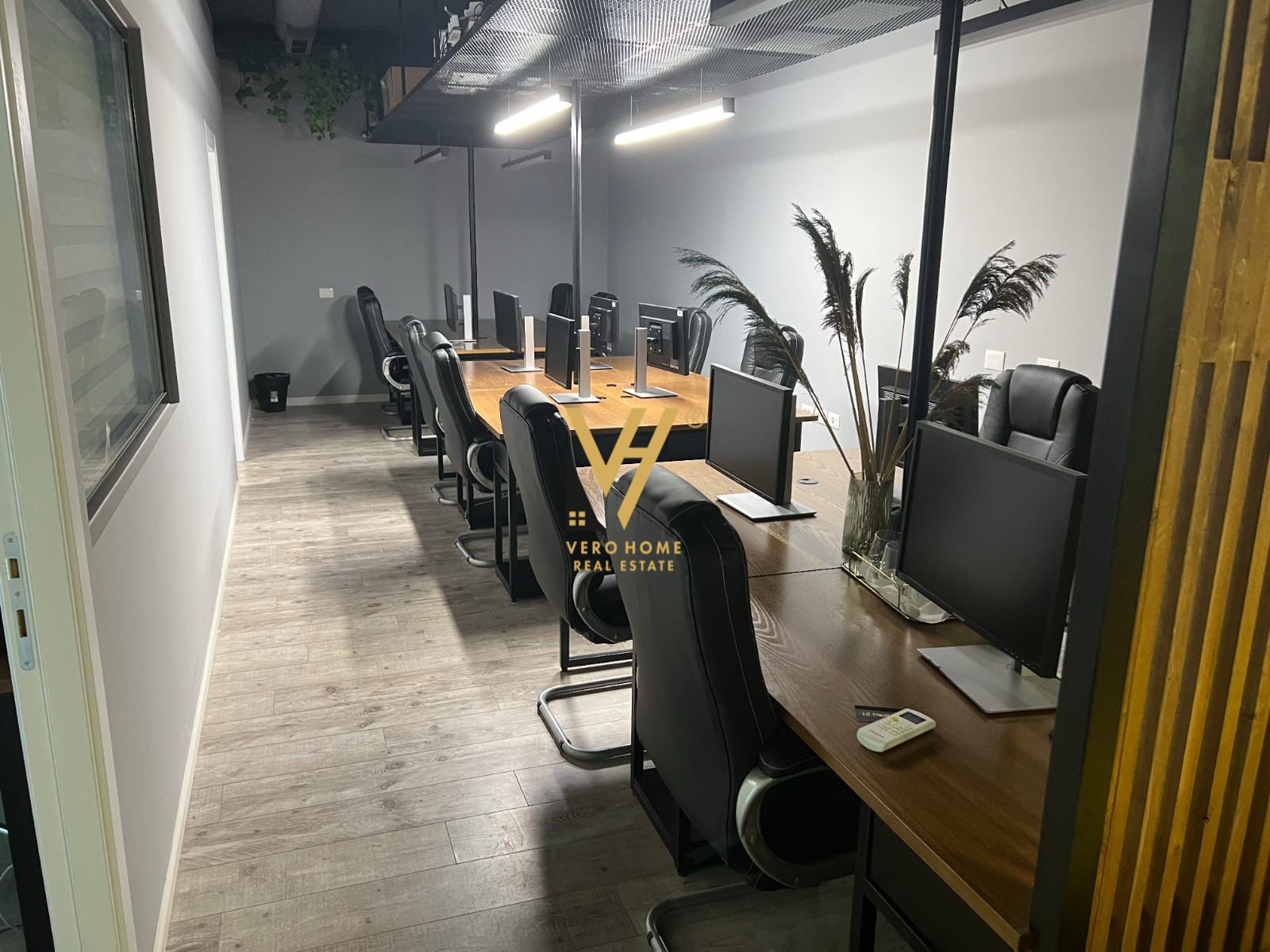 AMBIENT 108 M2 ME QERA TE SQUARE 21 1.700 EURO