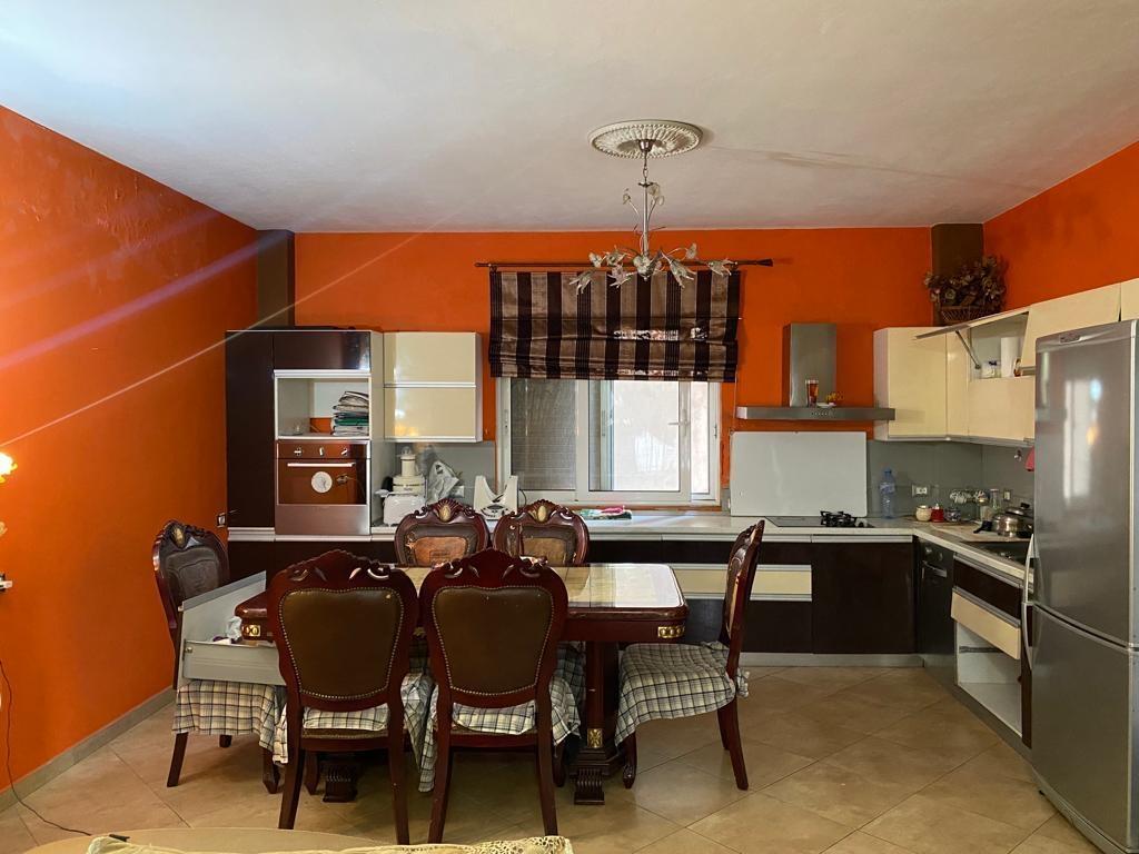 vile 3 kate dhe shtepi private me 1 kate,kodra priftit