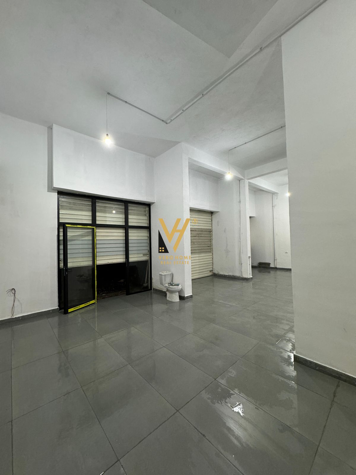 AMBIENT 105M2 TE FUSHA E AVIACIONIT 900 EURO