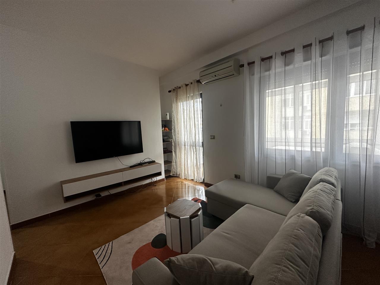 Apartament 1+1+Post parkimi me Qira – Komuna e Parisit