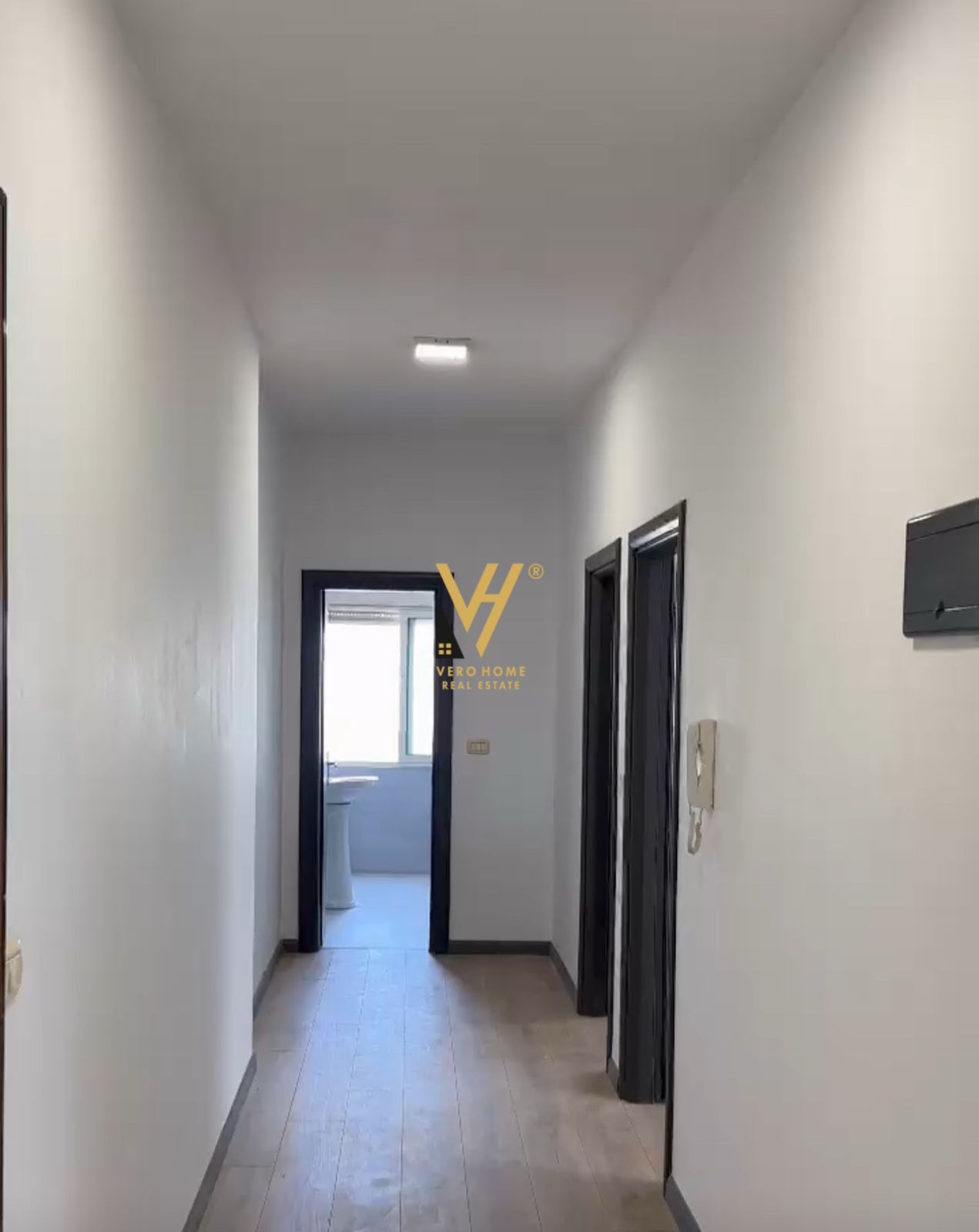 ZYRE 90M2 TE KOMUNA E PARISIT 700 EURO