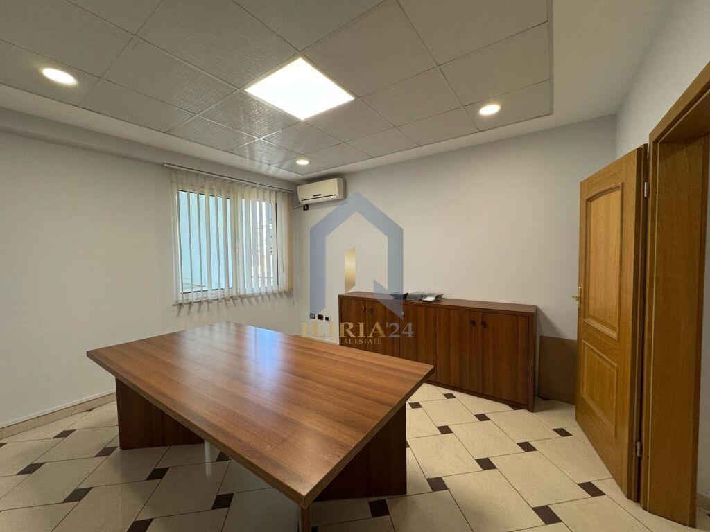 Ambient per zyra 4+1 me qira ne “Bllok”