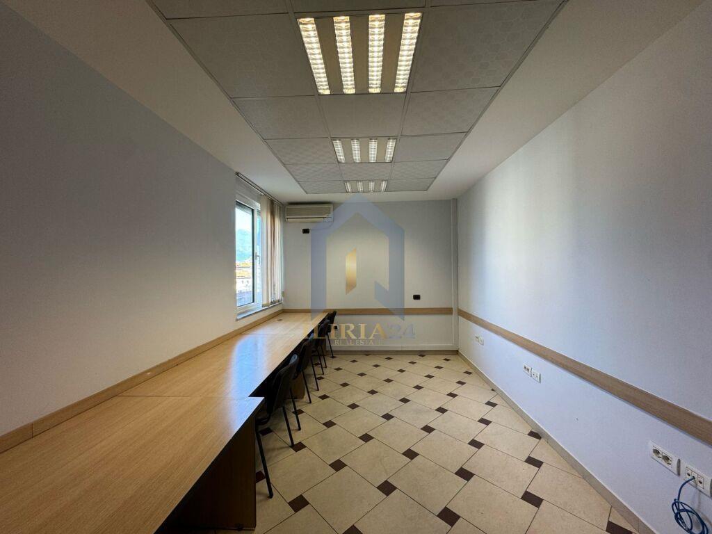 Ambient per zyra 4+1 me qira ne “Bllok”