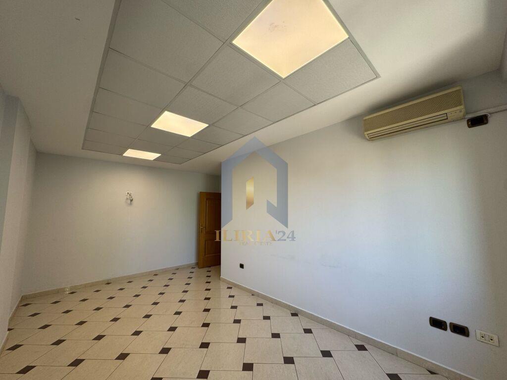 Ambient per zyra 4+1 me qira ne “Bllok”