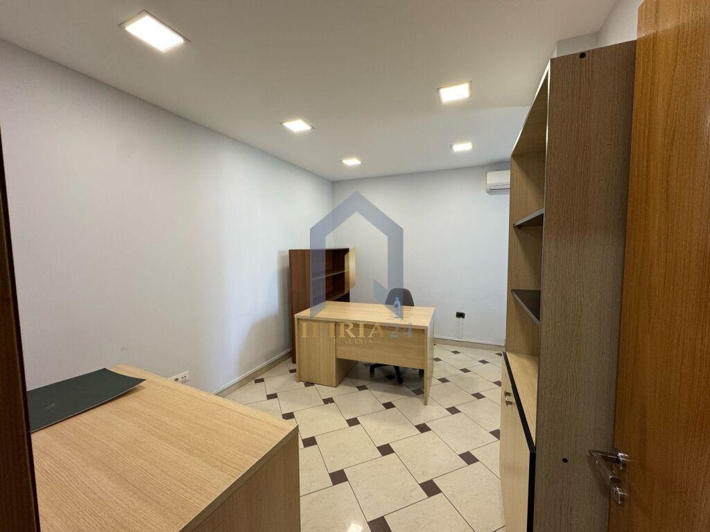 Ambient per zyra 4+1 me qira ne “Bllok”