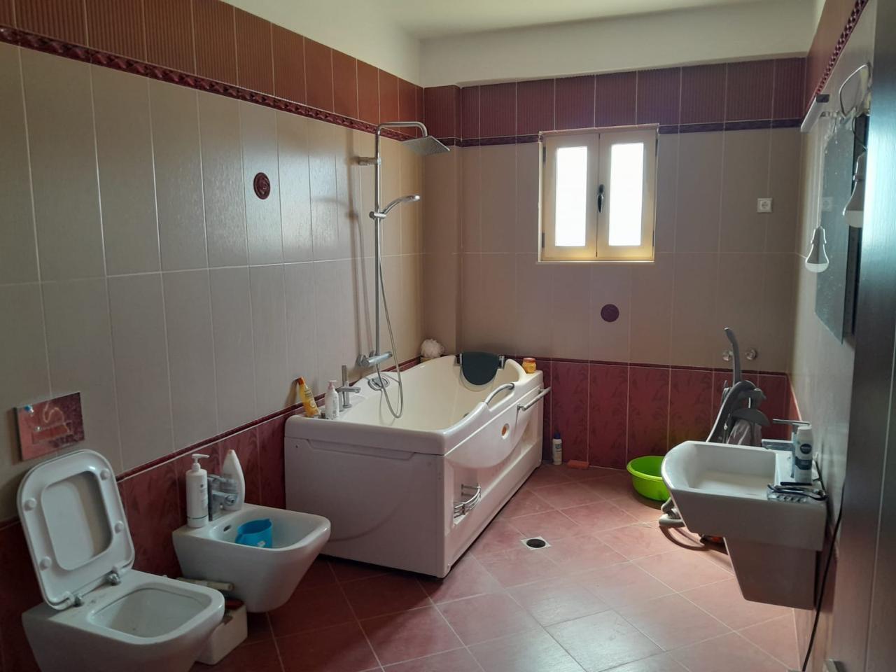 Shitet apartament 2+1+2 në Sarandë