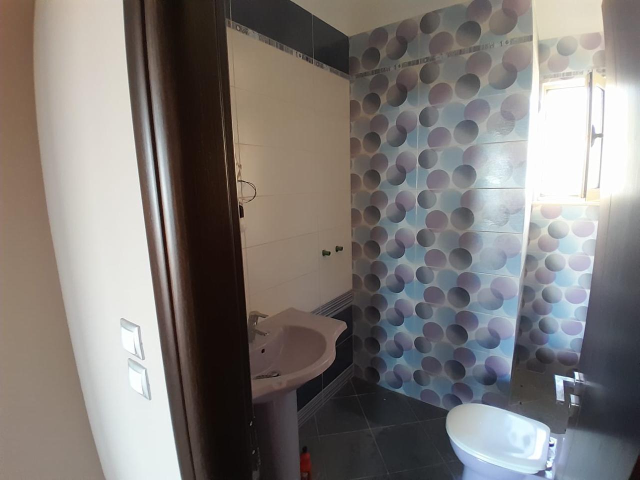 Shitet apartament 2+1+2 në Sarandë