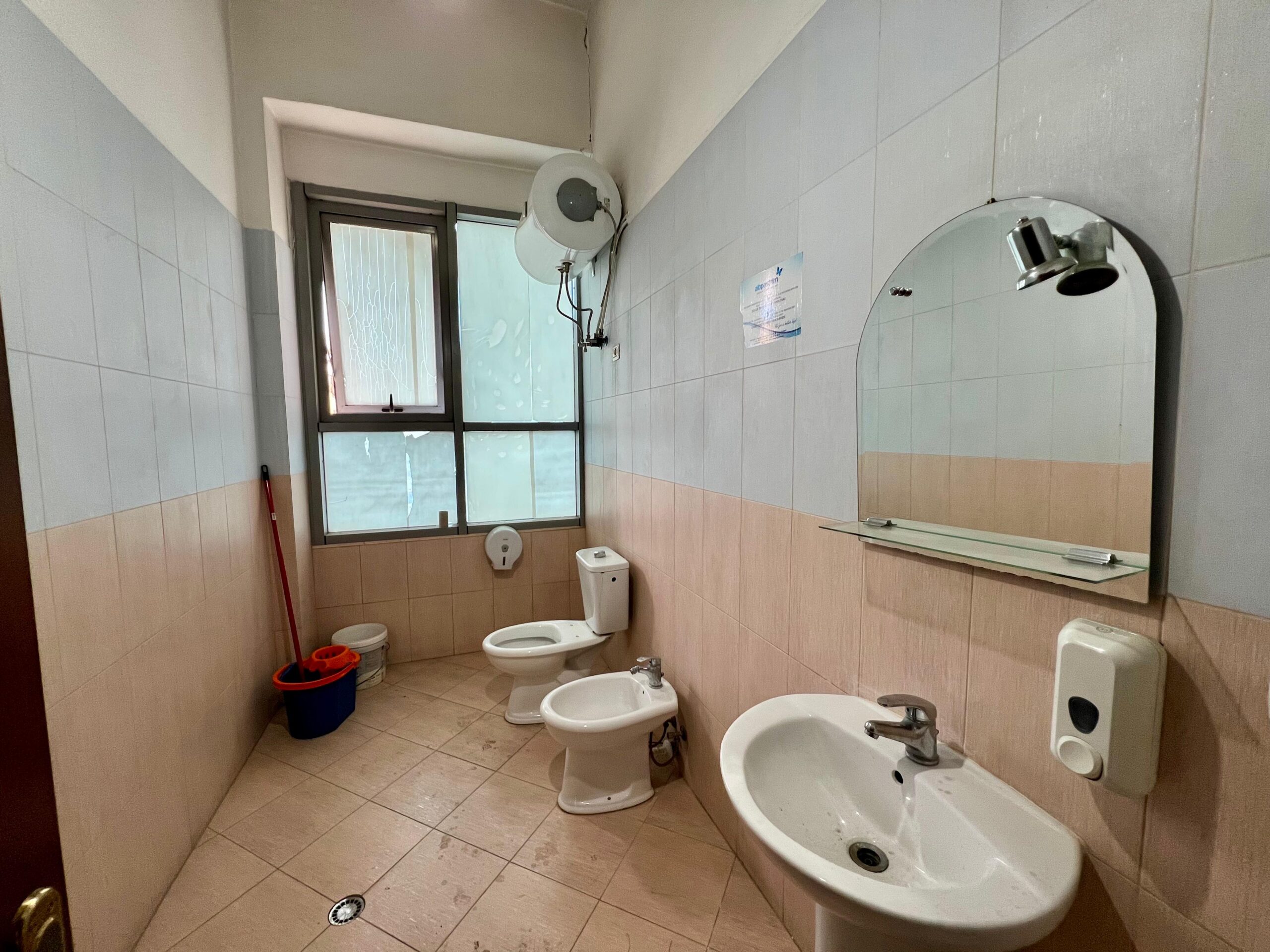 Qira, Ambient Biznesi Pazari i Ri Tiranë 500 Euro