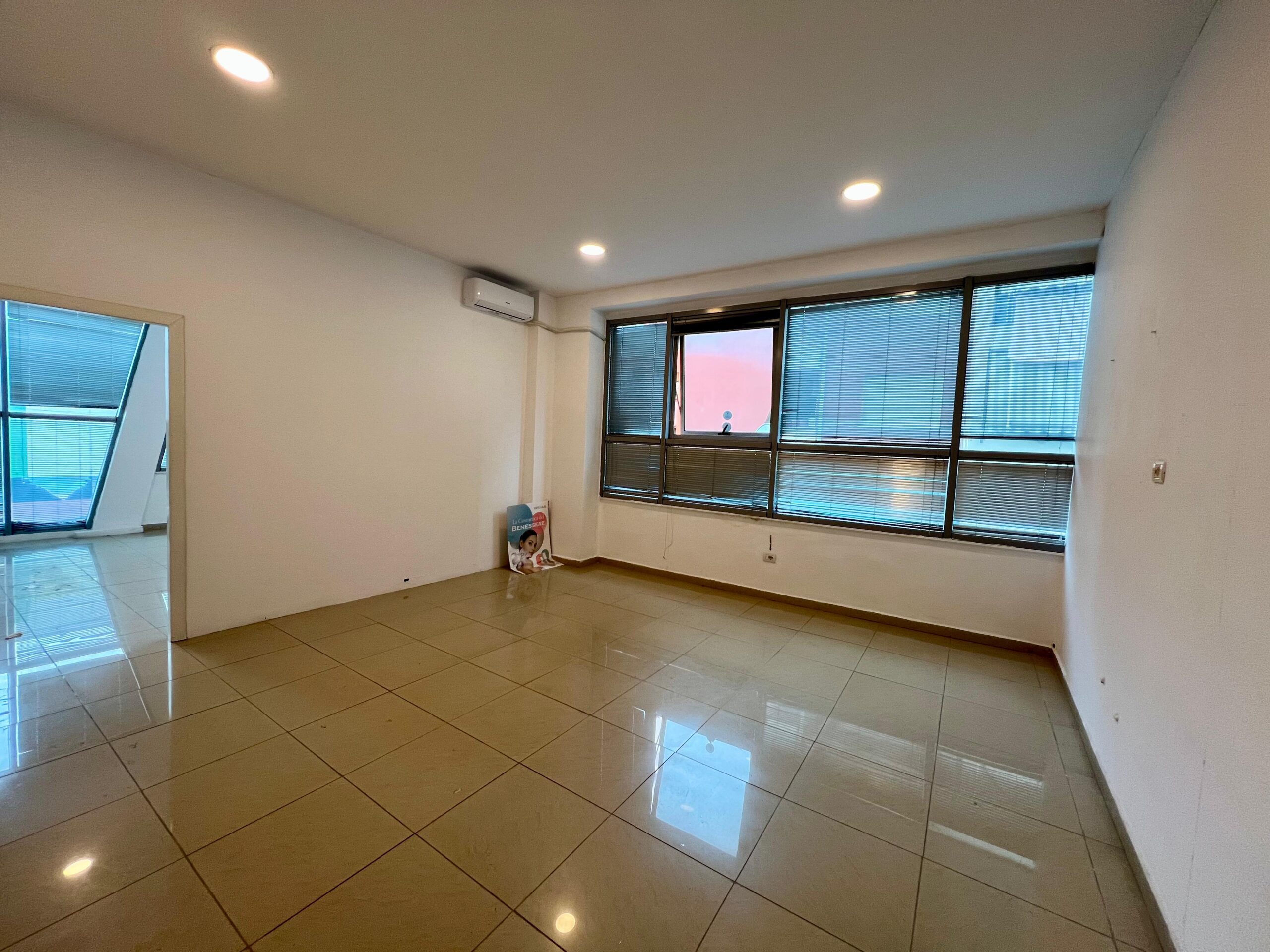 Qira, Ambient Biznesi Pazari i Ri Tiranë 500 Euro