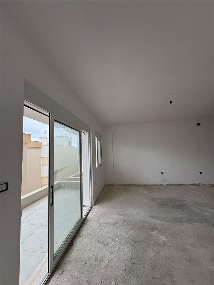 Shitet apartament prane Mango Beach