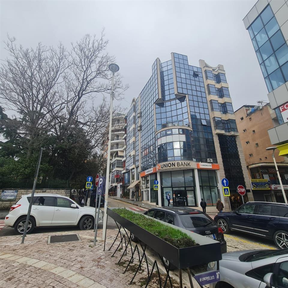 Jepet me qera ose shitet ne qender te Sarandes