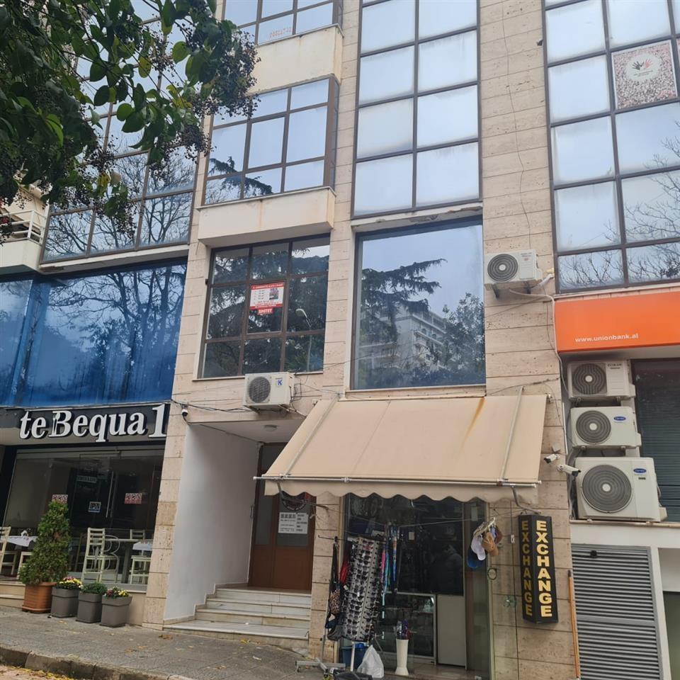 Jepet me qera ose shitet ne qender te Sarandes