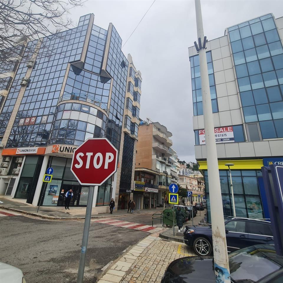 Jepet me qera ose shitet ne qender te Sarandes