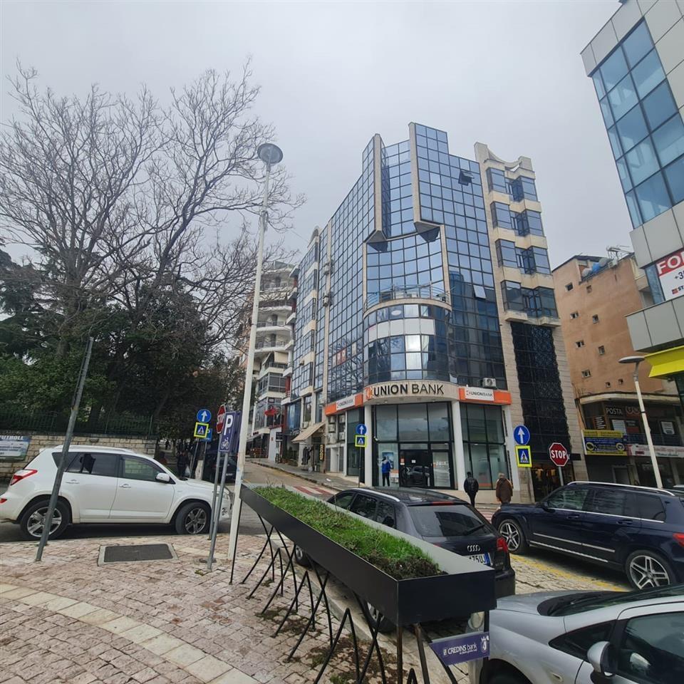 Jepet me qera ose shitet ne qender te Sarandes