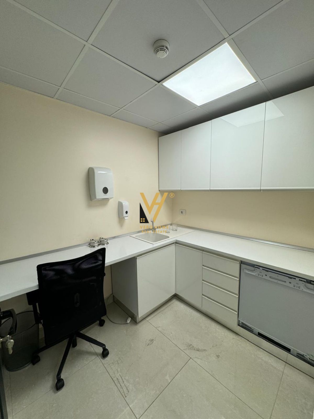 ZYRE 150M2 ME QERA TE RR.ELBASANIT 1.700 EURO