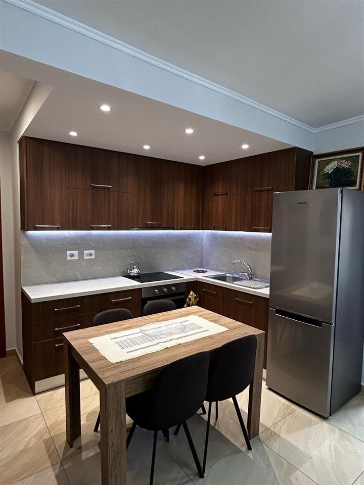 APT ME QERA 1+1 QENDER TE TIRANES