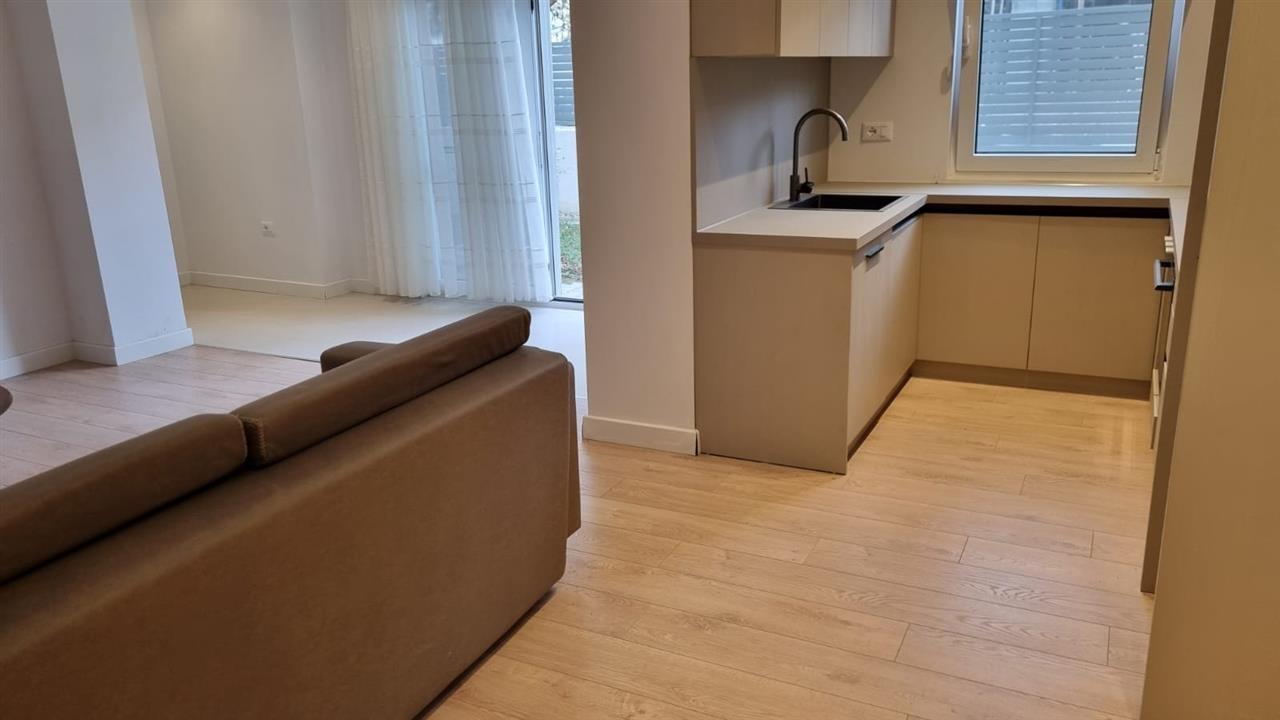 Apartament me oborr ne plazhin e Golemit, Durres