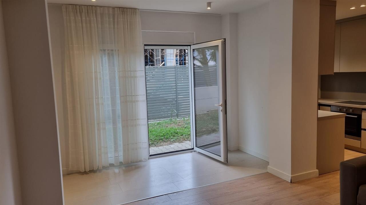 Apartament me oborr ne plazhin e Golemit, Durres