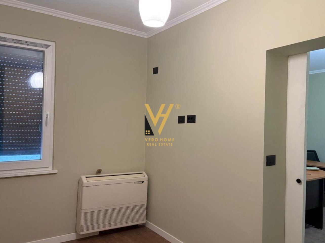 ZYRE 55 M2 ME QERA TE LIBRI UNIVERSITAR 650 EURO