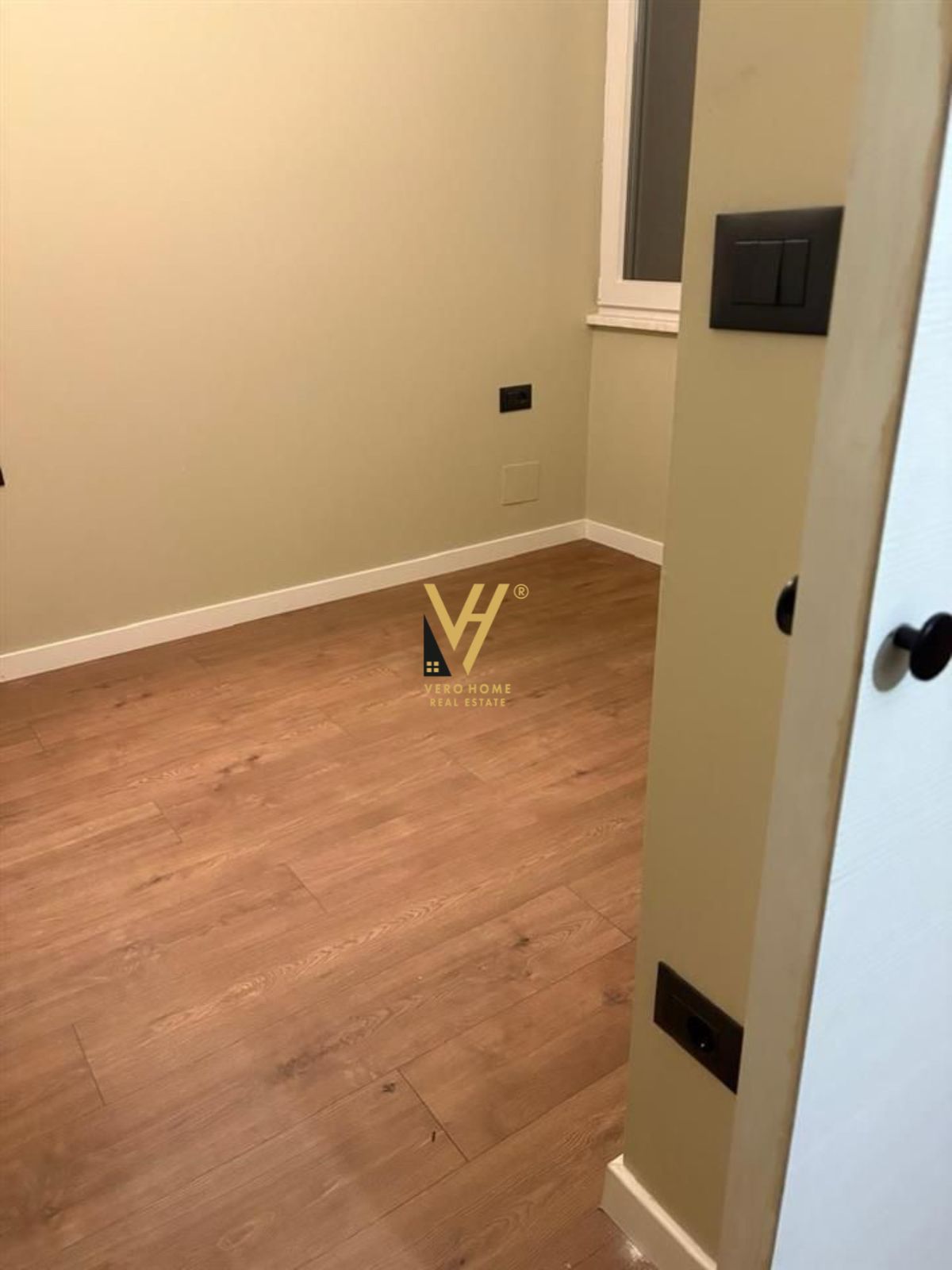 ZYRE 55 M2 ME QERA TE LIBRI UNIVERSITAR 650 EURO