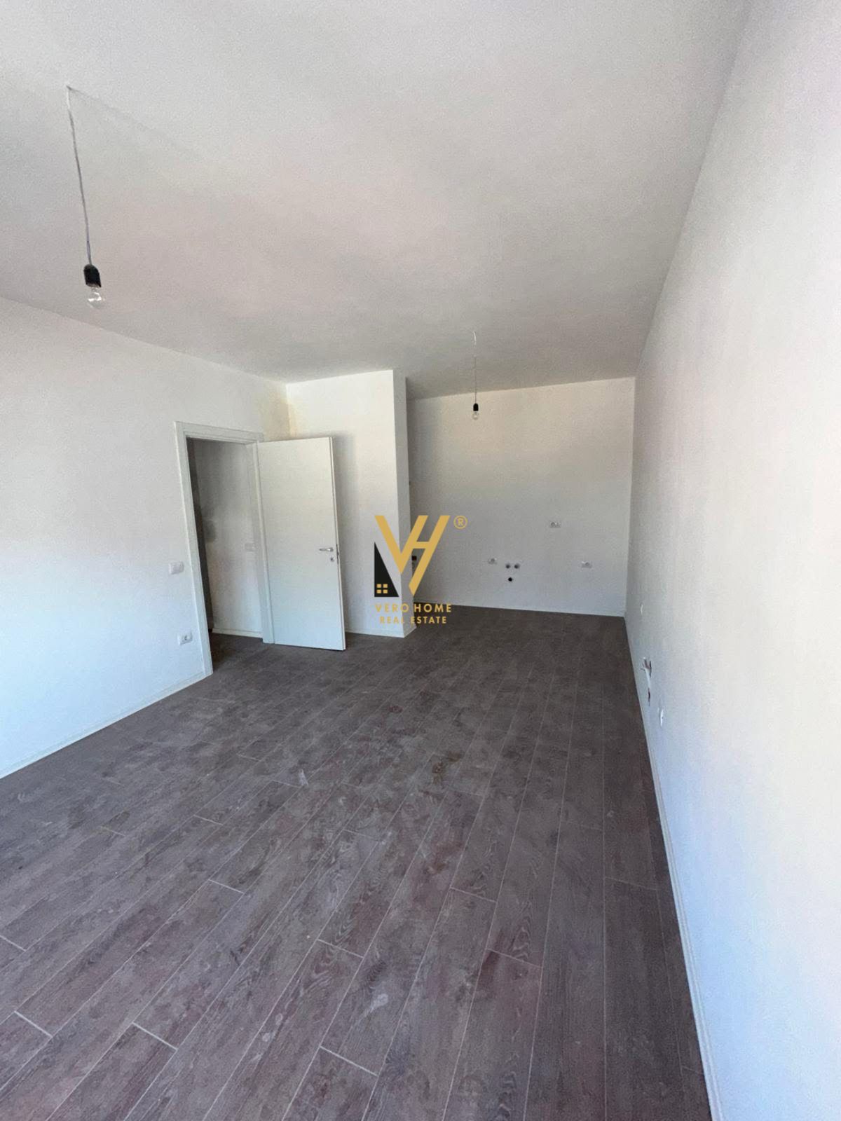 AMBIENT 95 M2 ME QERA TE PAZARI I RI 800 EURO