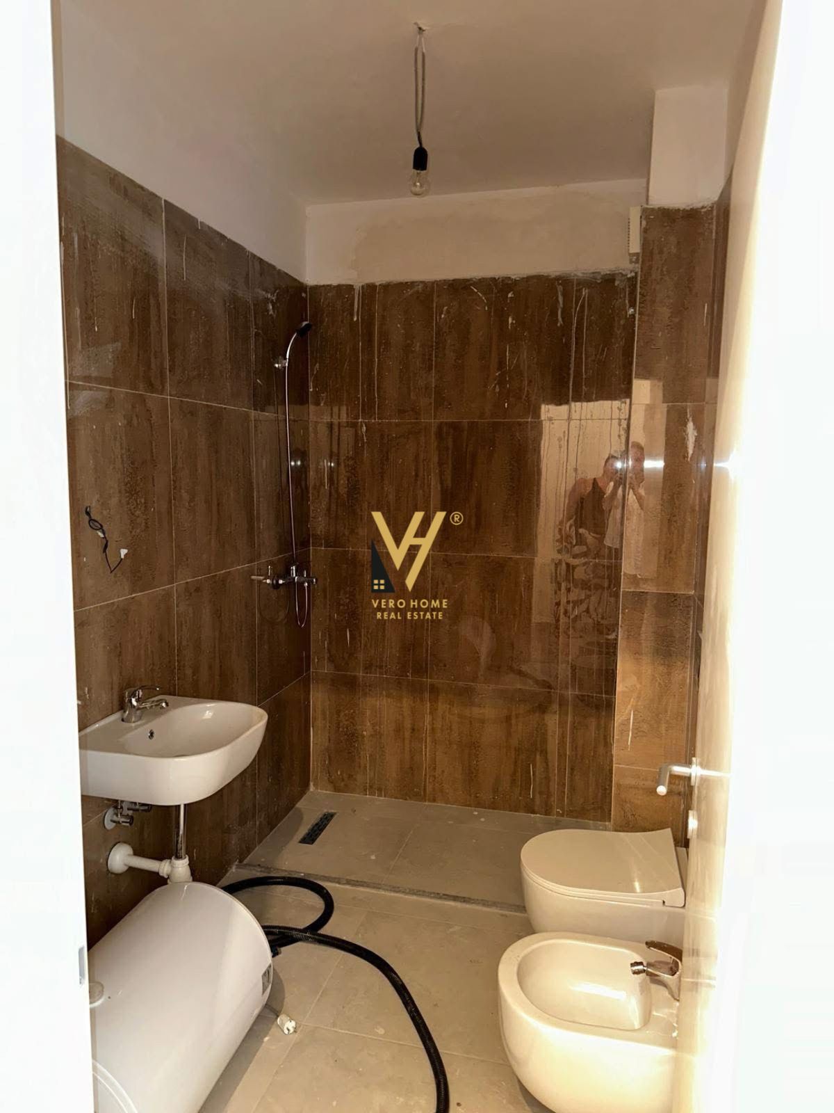 AMBIENT 95 M2 ME QERA TE PAZARI I RI 800 EURO