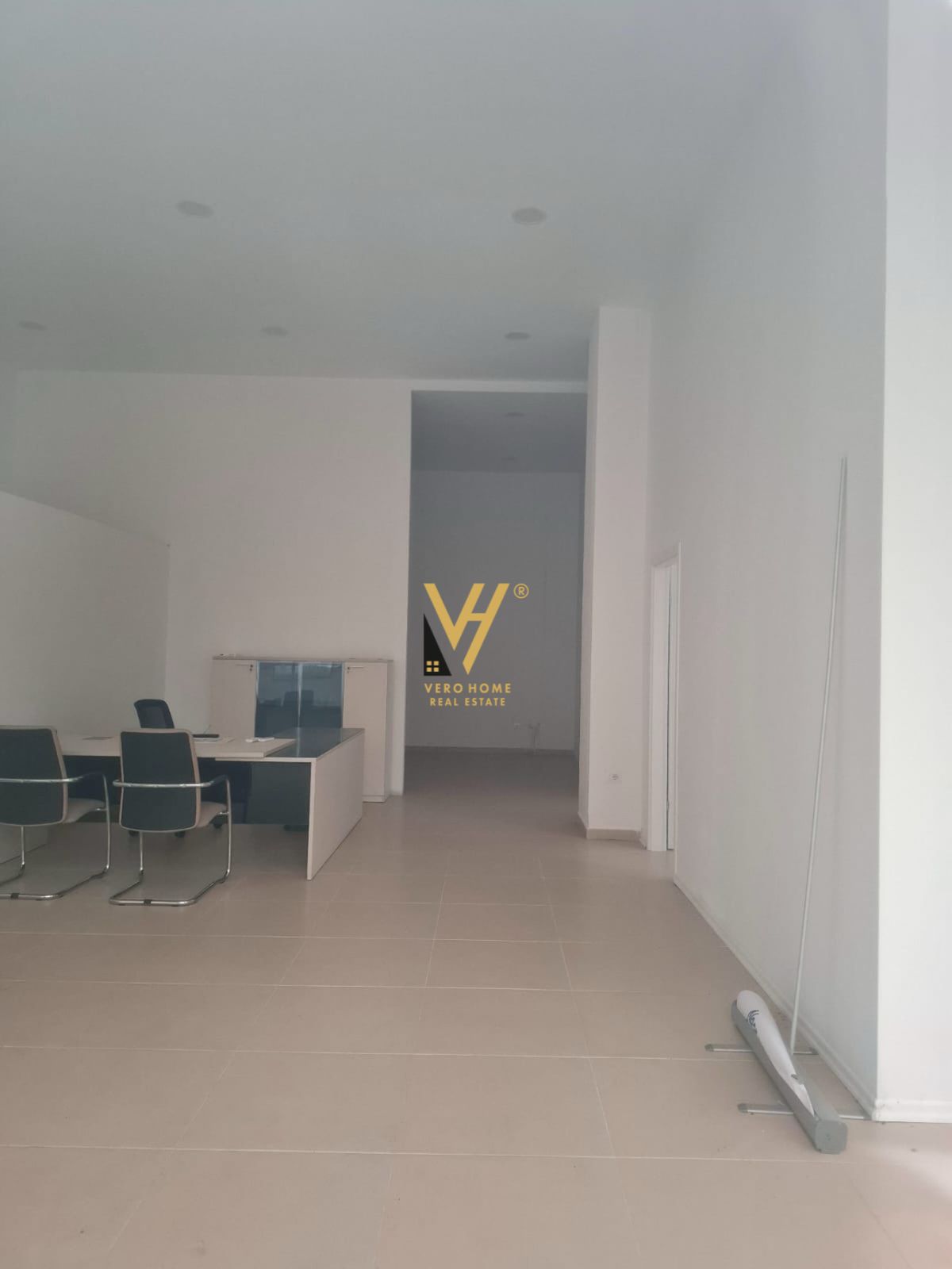 DYQAN 136 M2 ME QERA TE RRUGA E DIBRES 1.500 EURO