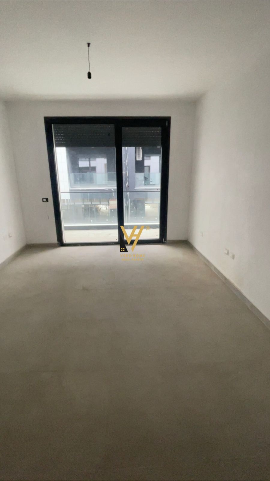 ZYRE 75 M2 ME QERA TE LIQENI ARTIFICIAL 500 EURO