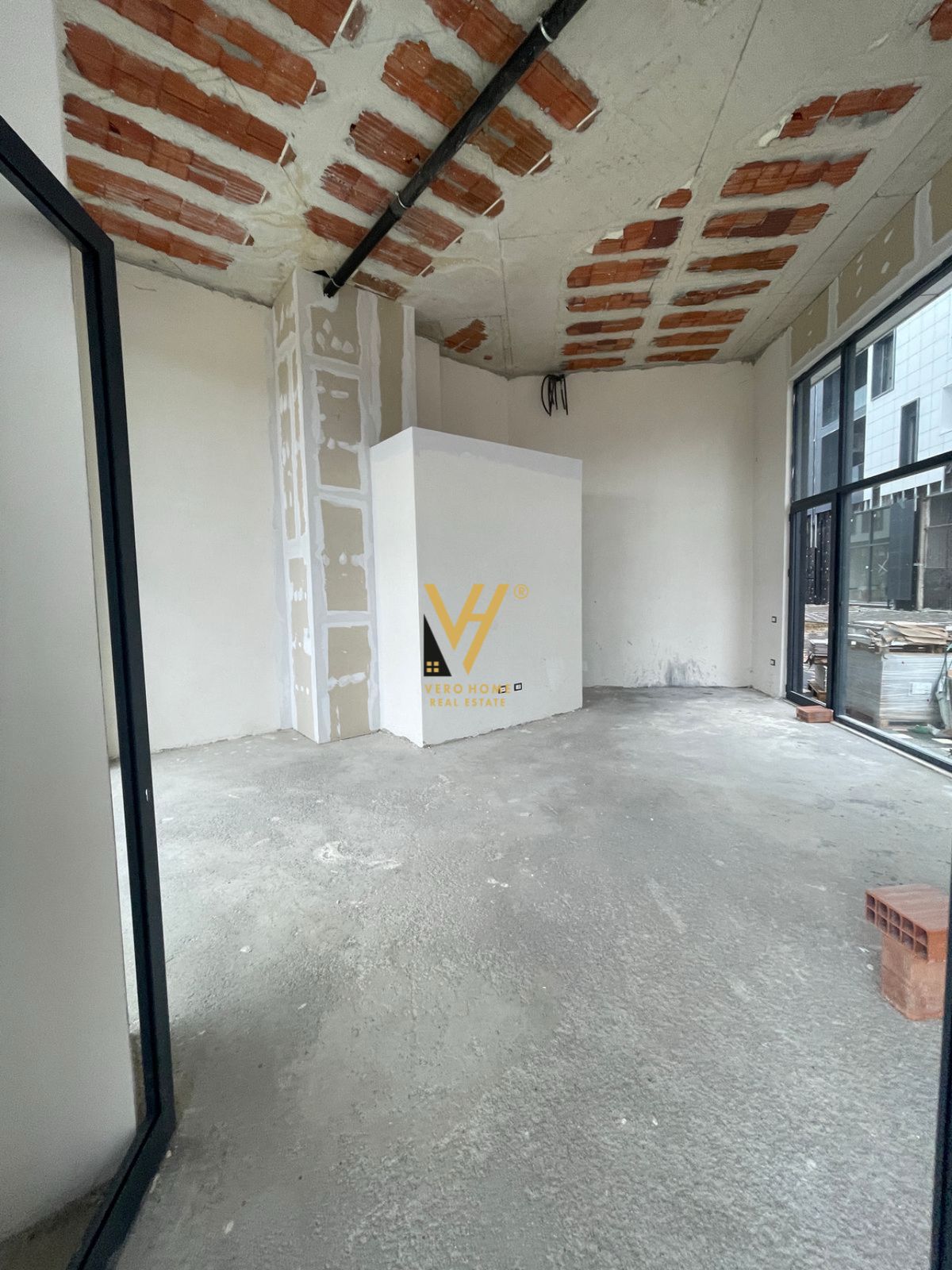 DYQAN 50M2 ME QERA TE LIQENI ARTIFICIAL 1.000 EURO