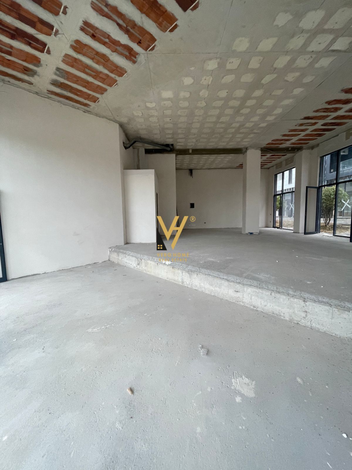 DYQAN 140M2 ME QERA TE LIQENI ARTIFICIAL 2.800 EUR