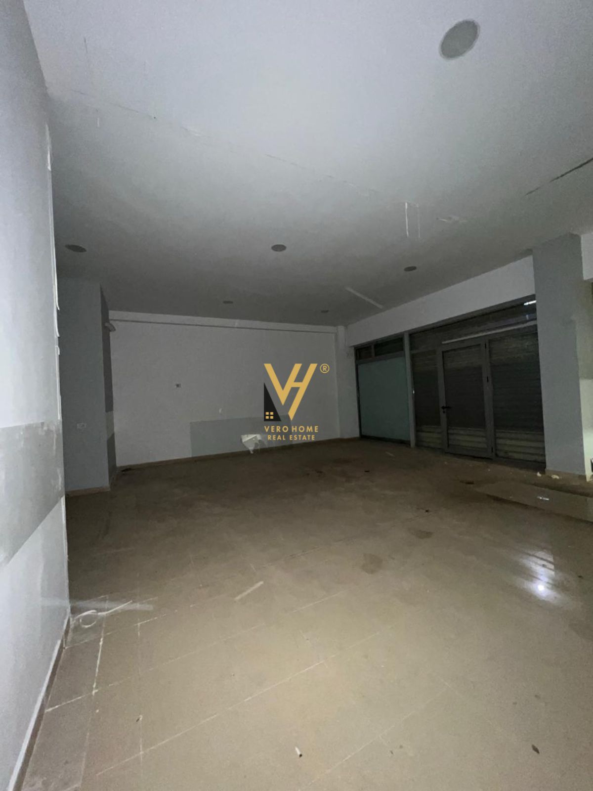 DYQAN 187 M2 TE STACIONI TRENIT 430.000 EURO