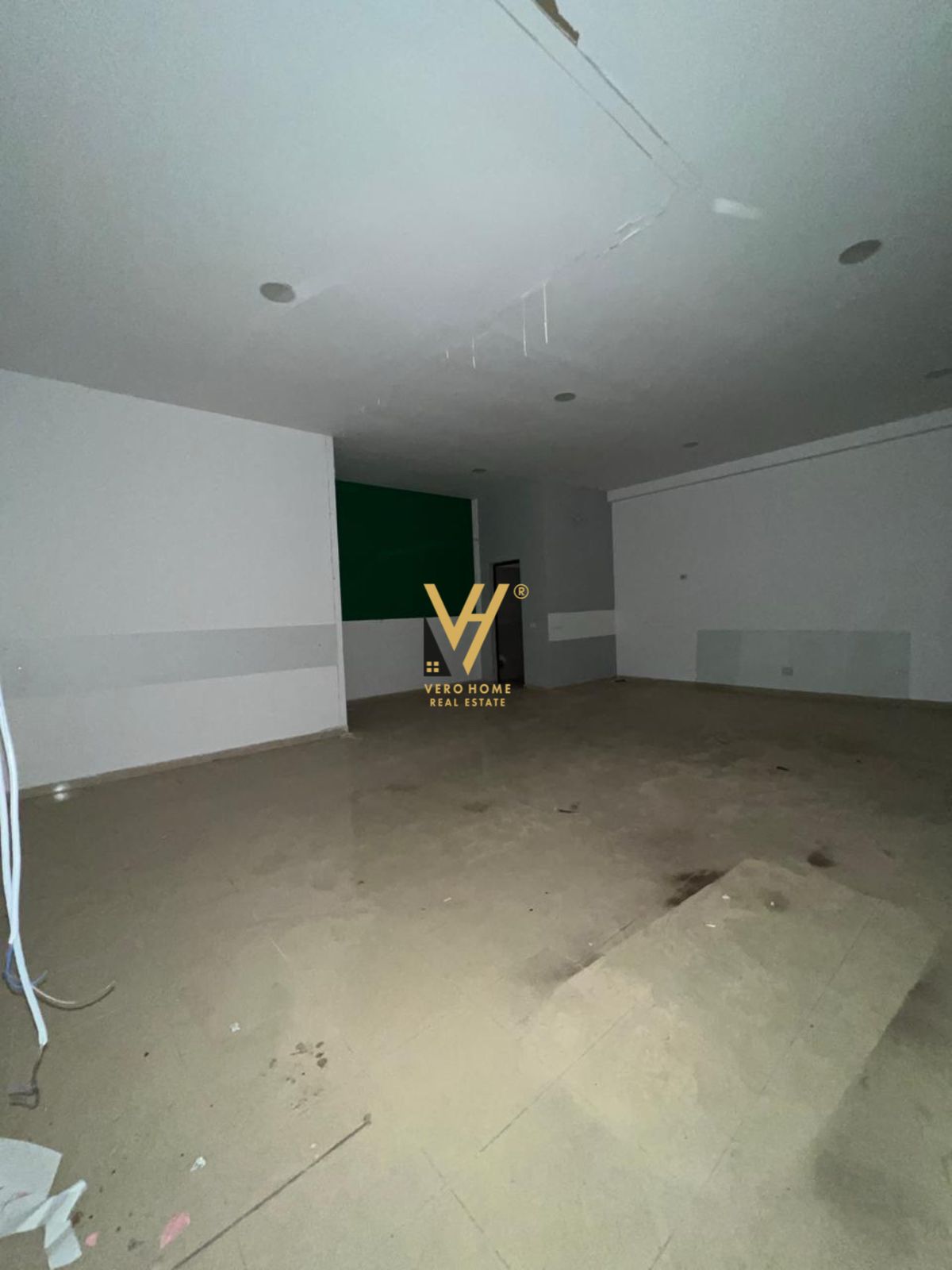 DYQAN 187 M2 TE STACIONI TRENIT 430.000 EURO