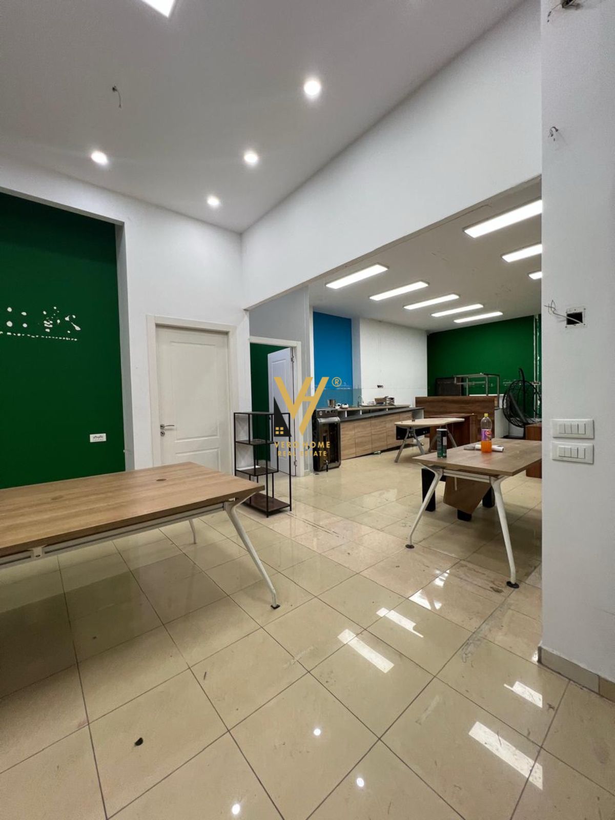 DYQAN 187 M2 TE STACIONI TRENIT 430.000 EURO