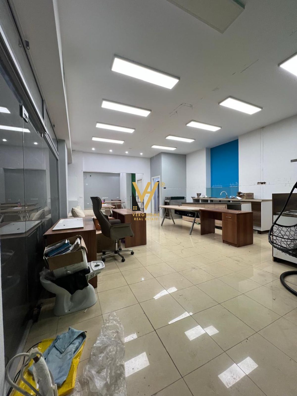 DYQAN 187 M2 TE STACIONI TRENIT 430.000 EURO