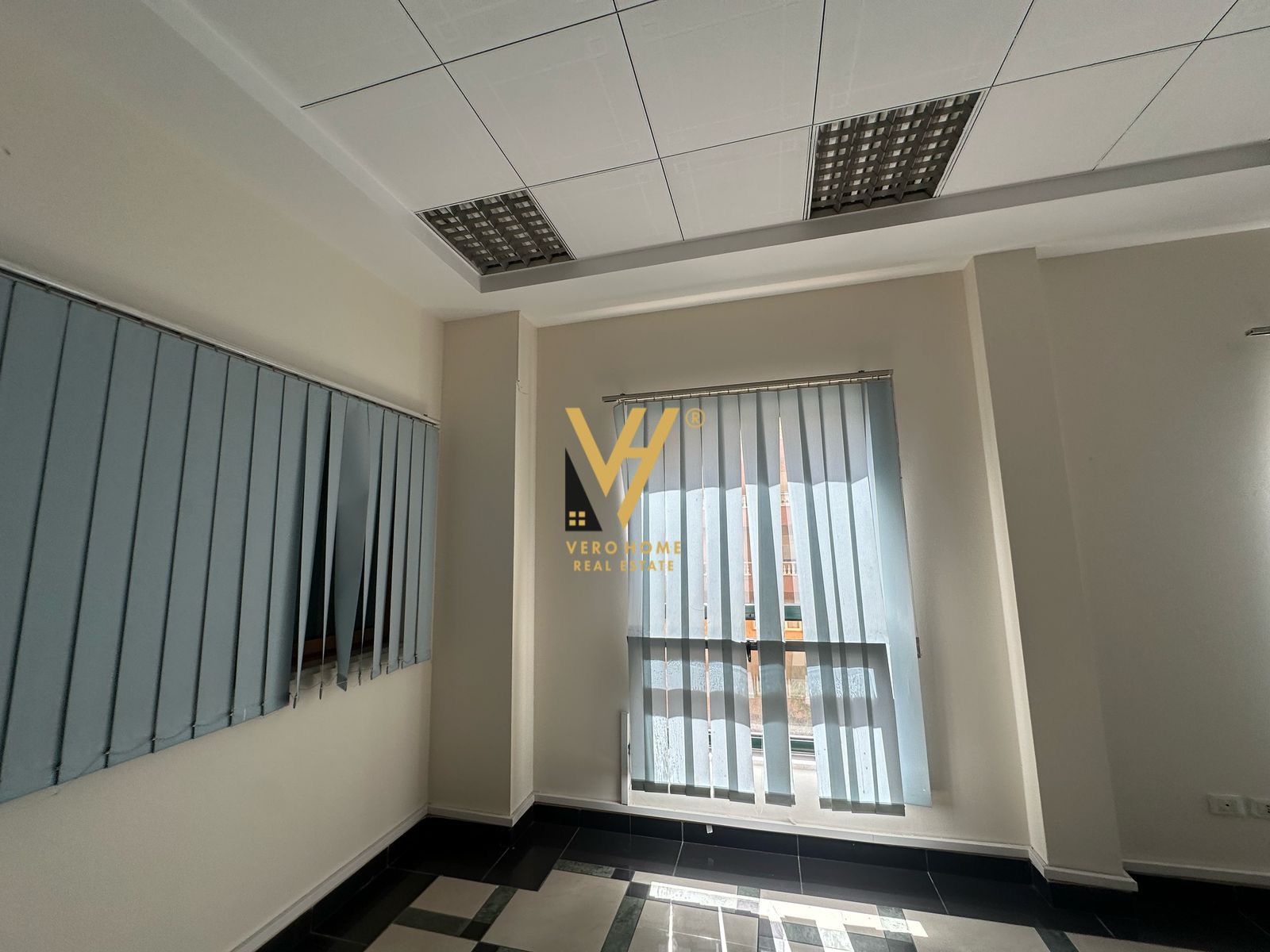 ZYRE 44M2 ME QERA TE RRUGA E BARRIKADAVE 600 EURO