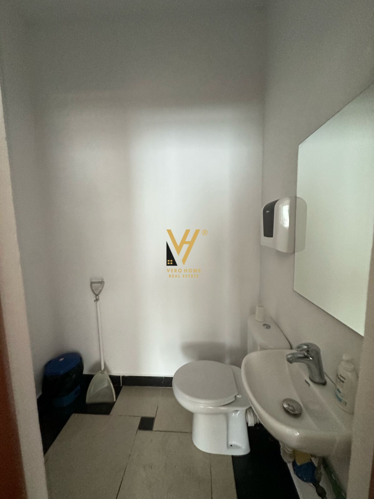 ZYRE 44M2 ME QERA TE RRUGA E BARRIKADAVE 600 EURO