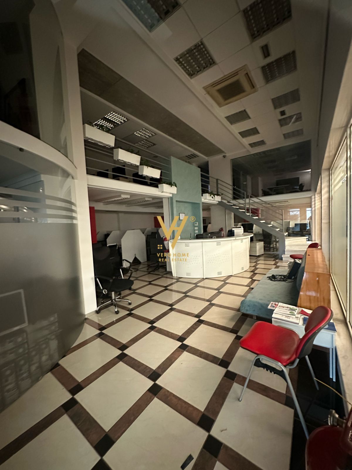 ZYRE 290M2 ME QERA TE RRUGA BARRIKADAVE 2.500 EURO