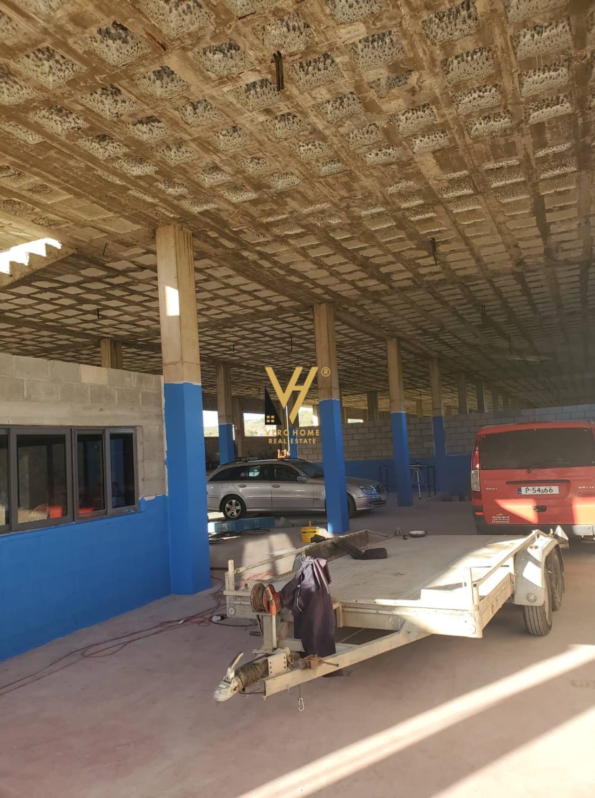 MAGAZINE 400M2 ME QERA NE VORE 1.200 EURO