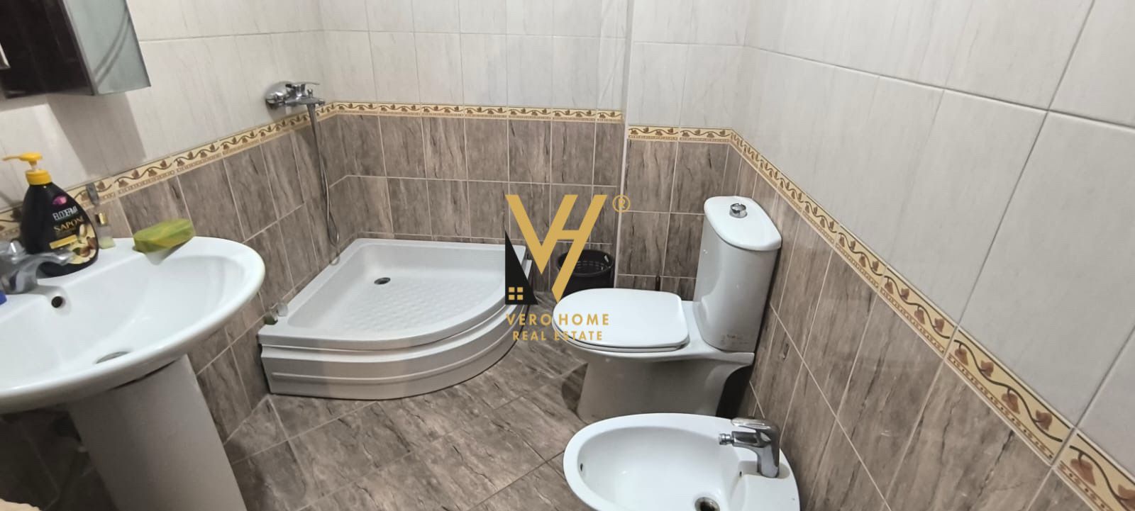 ZYRE 130 M2 TE KOMUNA E PARISIT 1.200 EURO